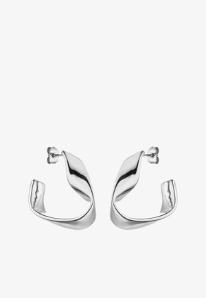 Silberne Ohrhänger mit einem wellenförmigen, skulpturalen Design. Glatte, glänzende Oberfläche mit polierter Oberfläche und mit einem Steckerverschluss gesichert.