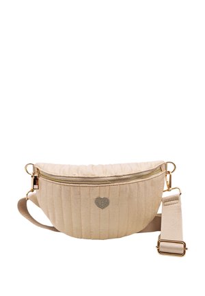 Sac banane en tissu matelassé beige avec fermeture éclair dorée, sangle ajustable et petit emblème de cœur gris au centre avant.