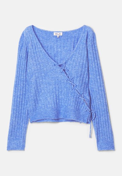 Gaiši zils īss džemperis, kas izgatavots no ribota auduma. Tam ir V veida kakla izgriezums un lace-up detaļa kreisajā pusē. Garas piedurknes ar pieguļošiem aproces.