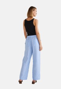 Monoprix TAILLE SEMI-ÉLASTIQUÉE UNI EN  - Pantalon classique - celeste