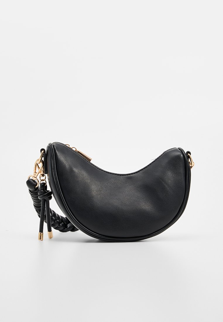 Zwarte leren tas met een gebogen ontwerp, gevlochten handvat en accenten van goudkleurig metaal. Gladde textuur zonder zichtbare patronen.