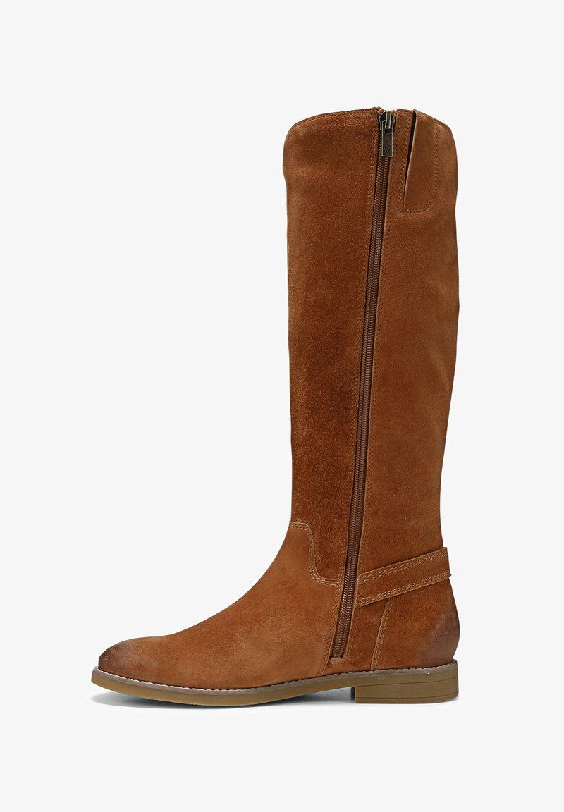 Stivale in suede marrone fino al ginocchio con cerniera laterale, punta rotonda e una sottile fascia decorativa attorno alla caviglia. Suola piatta in gomma.