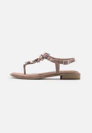 Lyserøde flade sandaler med dekorative gem-stropper, ankelbuckle og en tekstureret indersål. Har et minimalistisk design og en lav hæl.