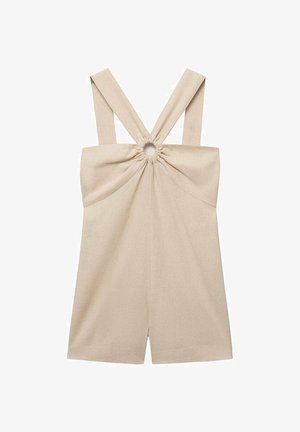 Beigefarbener Jumpsuit mit breiten Trägern, einem runden Ausschnitt in der Mitte und gerafftem Stoff für Textur, mit lockerer Passform und kurzen Beinen.