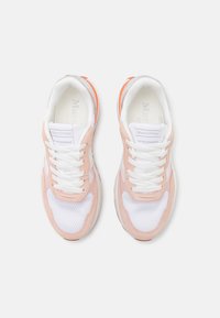 Hellrosa und weiße Sneaker aus Mesh und Wildleder. Sie verfügen über eine strukturierte Sohle und Schnürsenkel, mit einem kleinen orangefarbenen Akzent an der Ferse.