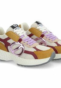 Sneaker con tomaia in rete color crema, tonalità borgogna e accenti giallo senape. Presenta un dettaglio del logo viola lucido e una suola bianca imbottita.