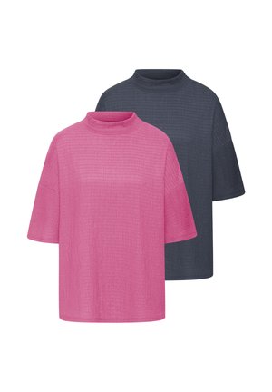 Zwei Kurzarmshirts. Eines ist pink mit einer strukturierten Oberfläche, das andere ist dunkelgrau. Beide haben einen hohen, runden Ausschnitt.
