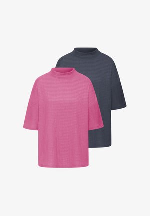 Zwei Kurzarmshirts. Eines ist pink mit einer strukturierten Oberfläche, das andere ist dunkelgrau. Beide haben einen hohen, runden Ausschnitt.
