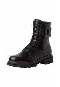 Černá kožená šněrovací bota s robustní podešví, zdobená čtvercovou sponou a prošíváním podél podešve.