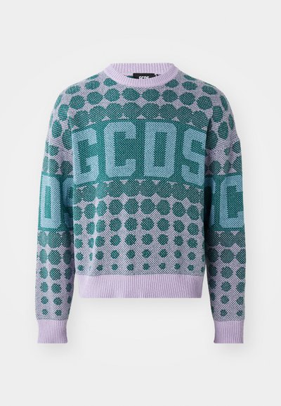 Pulover tricotat cu un model geometric în tonuri de teal, mov și albastru, cu un logo mare și cu manșete și tiv ribotate.