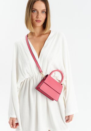 Roze leren handtas met een gestructureerd ontwerp, voorzien van een handvat bovenaan en een verstelbare schouderband. Contrasterende zwarte stiksels accentueren de tas.