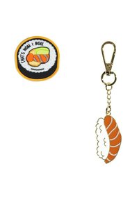 Set aus zwei bunten Schlüsselanhänger-Accessoires: ein rundes schwarz-oranges Abzeichen mit Sushi-Motiv und ein sushi-förmiger Anhänger mit goldenen Akzenten.