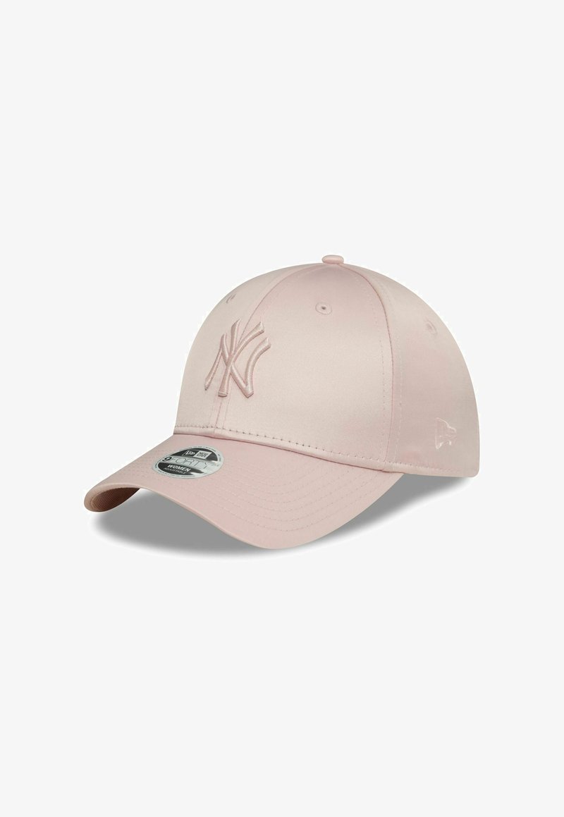 Rosa Baseballcap aus glattem Stoff mit gesticktem NY-Logo, einem gebogenen Schild und Belüftungslöchern auf der Krone.