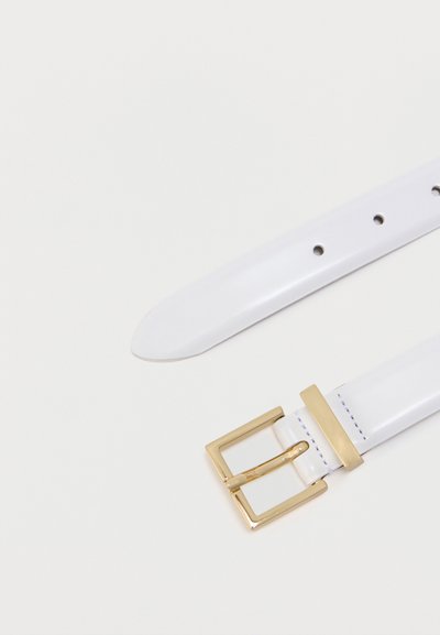 Λευκή δερμάτινη ζώνη με χρυσή τετράγωνη πόρπη και πέντε τρύπες για ρύθμιση, σε απλό λευκό φόντο.
