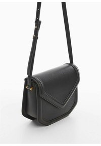 Bolso cruzado de cuero negro con diseño geométrico, cierre de solapa y herrajes en tono dorado. Correa ajustable y textura suave.