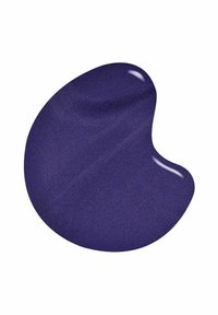 Hohtava tummanlila kynsilakka fluidimaisessa, abstraktissa muodossa, joka esittelee kiiltävää pintaa ja hillittyä värivaihtelua.