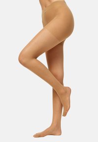 Pantys de color beige con un acabado suave y transparente, que cuentan con una cintura alta y un refuerzo en la punta, mostrados sobre una pierna elevada.