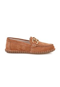 Tanfarbene Wildleder-Loafers mit einer dekorativen goldenen Hardware-Akzentuierung, kontrastierenden Nähten und einer Gummisohle für Flexibilität.