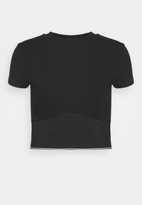 Czarny krótki t-shirt z okrągłym dekoltem. Prążkowana faktura i dopasowany fason. Posiada zakrzywiony szew w talii oraz kontrastujące wykończenie.