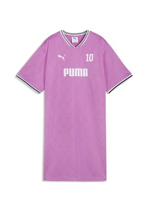 Maillot de sport Puma violet avec le numéro 10, manches courtes, bordures noires et blanches sur le col et les poignets, et motif discret en losanges.