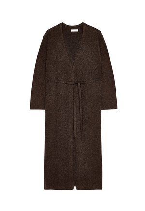 Lang mørkebrun strikket cardigan med lange ærmer, åben front og matchende bælte ved taljen, vist fladt på hvid baggrund.