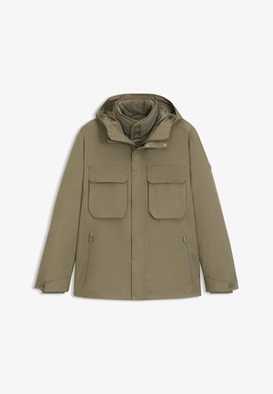 Olivgrüne isolierte Jacke mit abnehmbarem Kapuzen, zwei großen Vorderaschen, Reißverschlusstaschen an der Seite und Druckknopfverschluss. Glatte Textur.