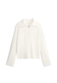 Pullover bianco realizzato in morbido materiale, con un ampio colletto, zip a quarto, maniche lunghe e texture a coste.