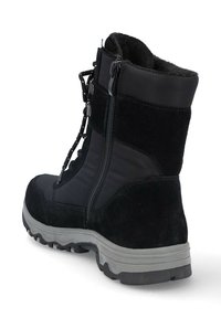 Bota exterior negra que combina ante y nailon. Caño alto con cremallera lateral, cordones decorativos y una suela gris resistente.