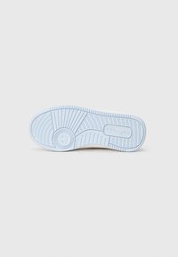 Hvid gummisål til sneakers med tekstureret mønster og hævet logo detalje. Glat overflade med buede tå- og hælområder.