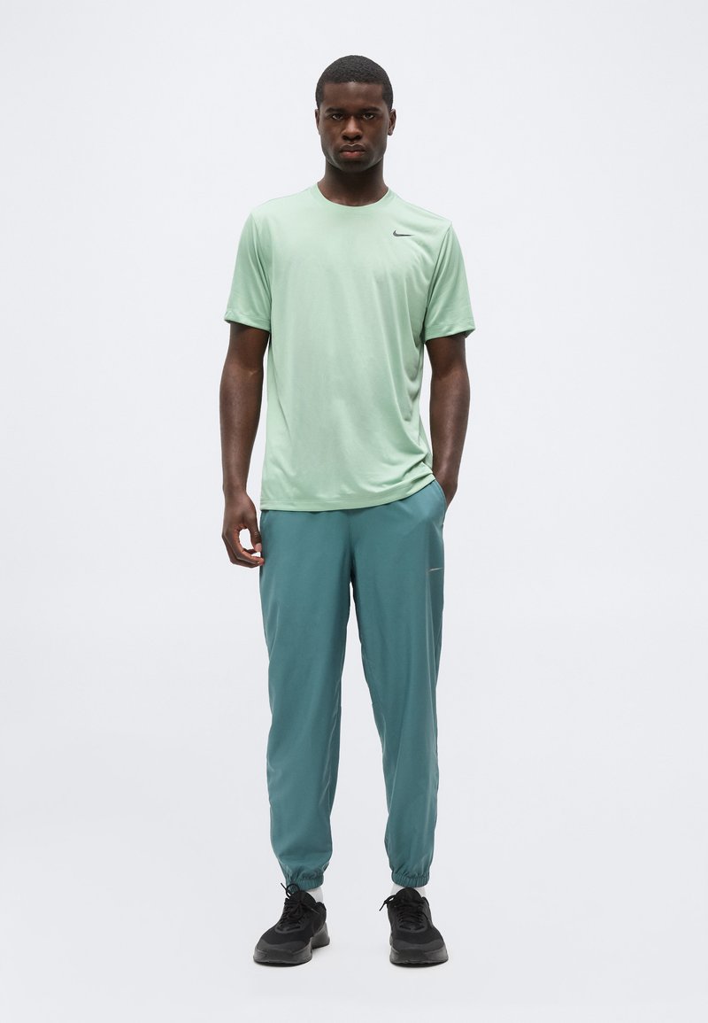 Nike Performance TEE RESET - Sportovní tričko - steam/black