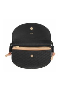 Borsa nera in pelle con texture intrecciata, forma rotonda, tasca con zip e accessori in tonalità oro. L'interno presenta una fodera beige liscia.