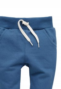 Blauwe katoenen sweatpants met een ribbelband, voorzien van een witte trekkoord en voorzakken voor gemak. Overal een gladde textuur.