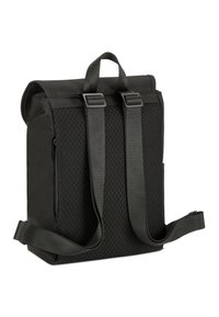 Fekete hátizsák, tartós anyagból készült, állítható pántokkal, felső fogantyúval, texturált részletekkel és oldalzsebbel. Téglalap alakú, minimalista dizájnnal.