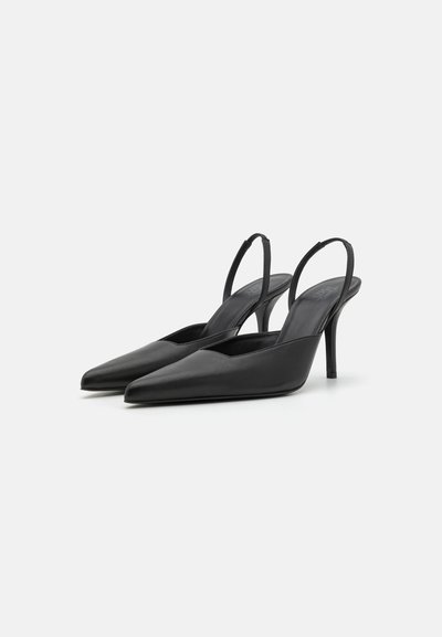 Melnas ādas sieviešu kurpes ar atvērtu aizmuguri, smailiem purngaliem un plānām augstām papēžiem. Ievērojama ar elegantu dizainu un gludu tekstūru. Piemērotas formālām tērpu kombinācijām.
