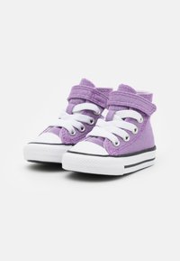 Fialové plátěné vysoké tenisky s bílými šňůrkami, gumovými špičkami a černými pruhy podél podrážky; texturovaná tkanina a nastavitelný popruh.