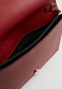 Dorothy Perkins Taška s příčným popruhem - dark red