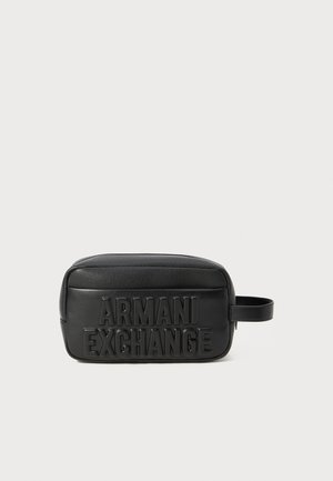 Borsa rettangolare nera in pelle con logo "ARMANI EXCHANGE" in rilievo sulla parte anteriore, superficie testurizzata e maniglia laterale per un trasporto facile.