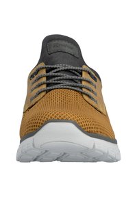 Sneaker met een bovenwerk van mesh en synthetisch materiaal in bruin en grijs, met grijze veters en een witte zool met een profiel van rubber.