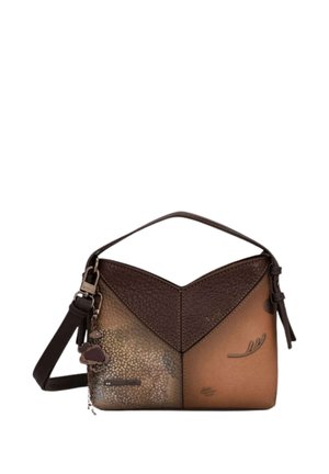 Borsa in pelle marrone con design patchwork strutturato, manico superiore, tracolla regolabile e piccolo ciondolo decorativo appeso sul lato.