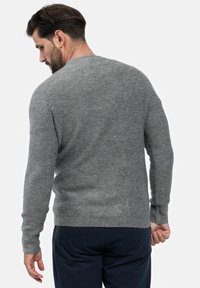 Grauer Wollpullover mit rundem Ausschnitt, langen Ärmeln und gerippten Bündchen. Verfügt über einen strukturierten Stoff und ein reguläres Fit-Design.