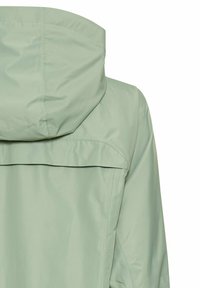 Lichtgroene waterdichte jas met een capuchon, een gladde textuur en een eenvoudig ontwerp met gestikte accenten op de rug en schouders.