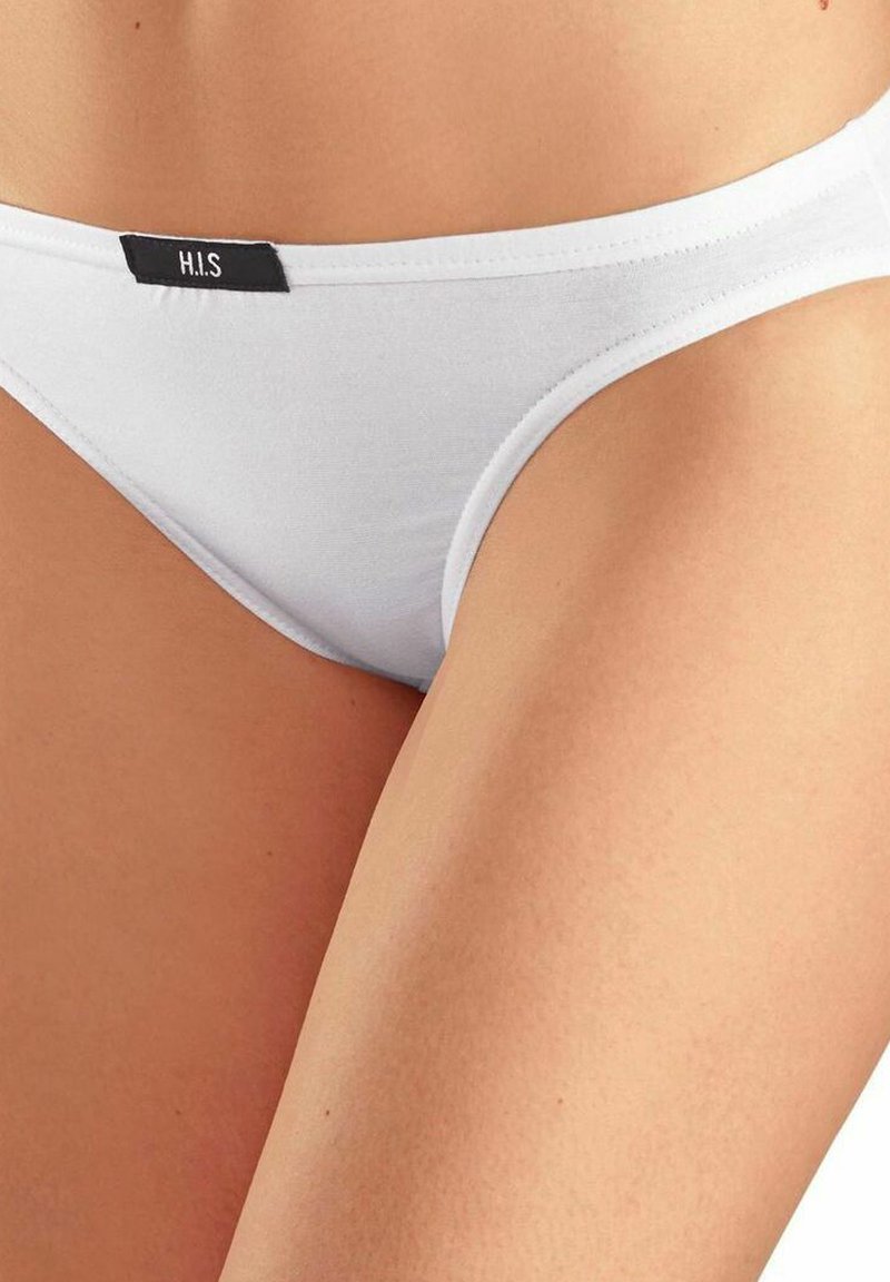 Biely bavlnený bikiny s čiernou etiketou s nápisom "H.I.S." Jednoduchý dizajn, hladká textúra, minimálne zakrytie a nízky strih.