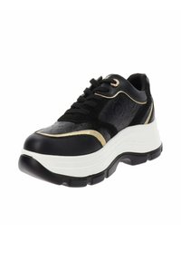 Sneaker nera con pelle e camoscio texturizzati, caratterizzata da dettagli in oro, una suola bianca spessa e un design a punta rotonda. Inclusi lacci e occhielli.
