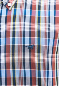 Karierter Hemd in Blau, Rot und Weiß mit gelben Akzenten; ausgestattet mit einem Button-down-Kragen und einem gestickten Pferdelogo auf der linken Seite.