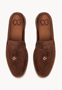 Mocassins en daim marron avec boucles décoratives dorées et logo Cesare Gaspari imprimé à l'intérieur des semelles en cuir beige.