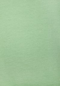 Šviesiai žalia medžiaga su lygiu, elastingu paviršiumi ir smulkiu raukšlėtu raštu, tinkama kasdienei aprangai arba minkštiems tekstilės gaminiams.