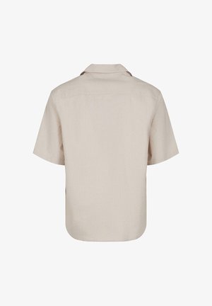 Cămașă bej cu mâneci scurte, dungi verticale subtile, tiv drept și guler clasic, văzută din spate.