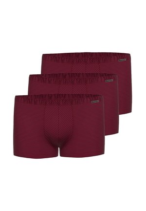 Drei Paare burgunderfarbener gestreifter Herren-Boxershorts mit einem elastischen Bund und einem konturierten Taschen-Design. Glatte Textur.