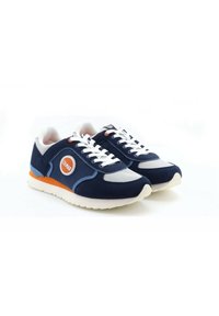 Sneakers blu navy con lacci bianchi, pannelli in rete grigia, un accento arancione e una patch con logo. Presentano una suola imbottita per il massimo comfort.