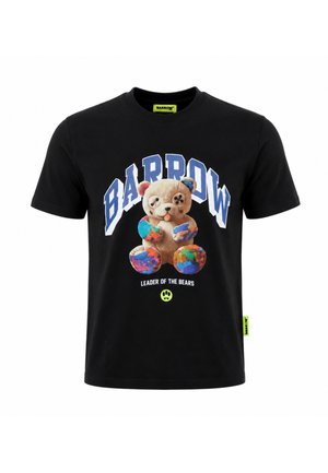 Maglietta nera con "BARROW" in grandi lettere blu, un orsetto di peluche colorato rattoppato e il testo "LEADER OF THE BEARS" sotto.